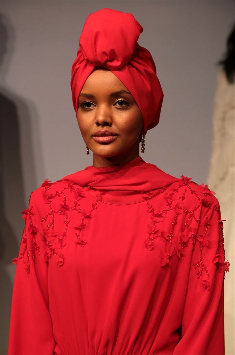 Tesettürlü model defilenin ilgi odağı oldu! - Resim: 4