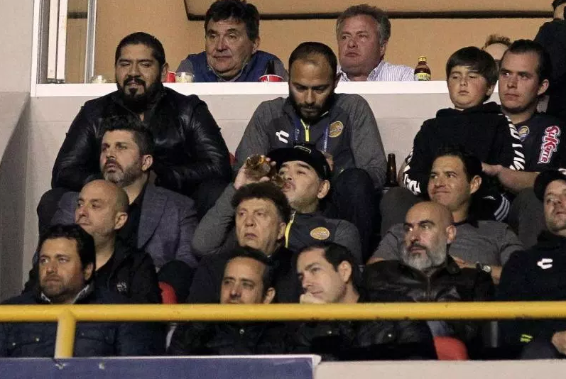 Maradona maçta alkol aldı taraftarı yumrukladı - Resim: 2