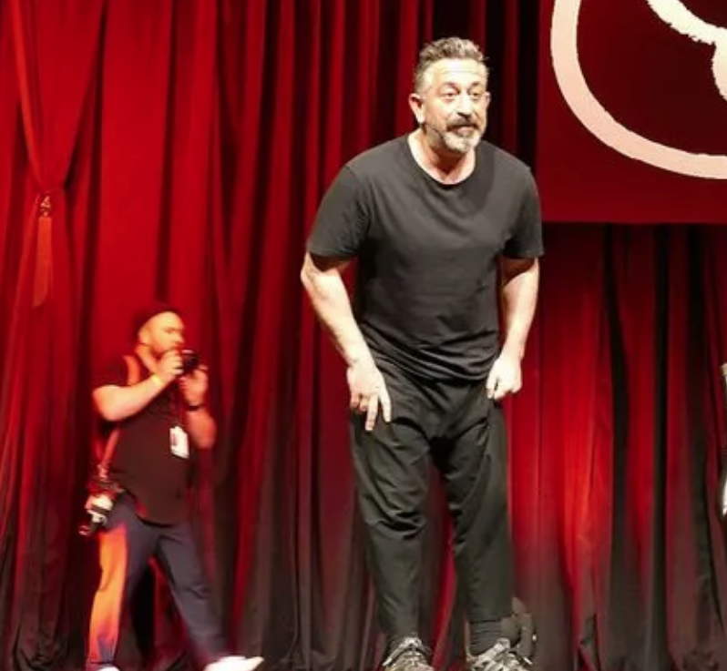 Sahnede fenalaşan Cem Yılmaz'dan tepki: Buyrun içeri gelin beraber yatalım - Resim: 2