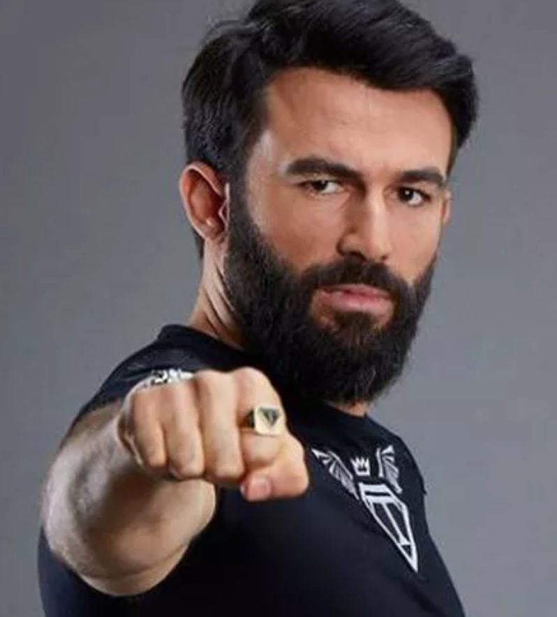 Turabi kadınların kalçasına elini koydu ''Hayatımın en güzel zamanı'' dedi! - Resim: 1