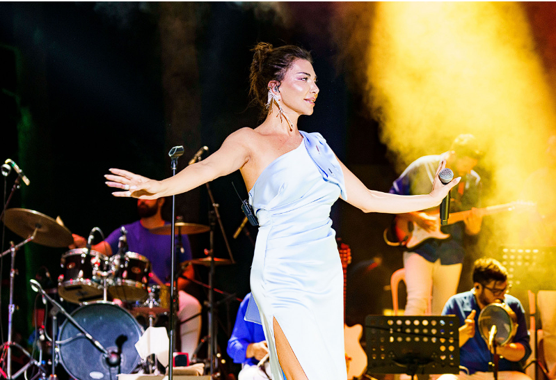 Ebru Yaşar'a Ayvalık konserinde hayranlarından yoğun ilgi - Resim: 1