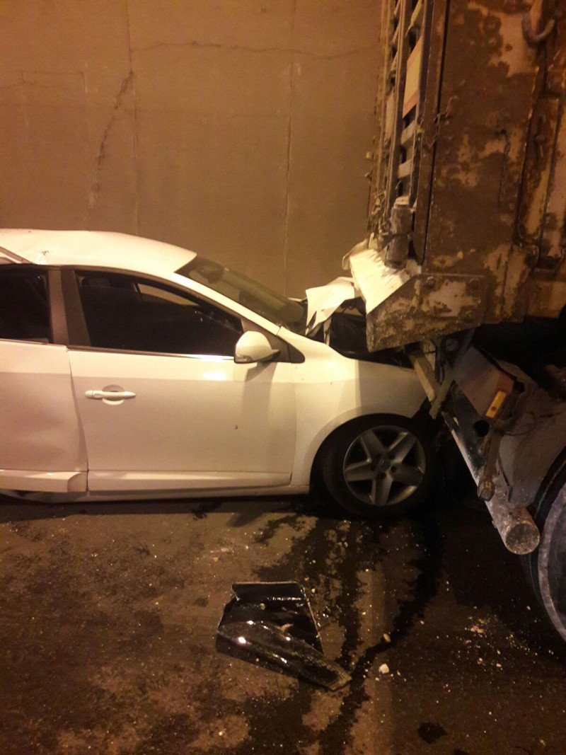 12 araç birbirine girdi! 10 kilometre kuyruk oluştu - Resim: 1