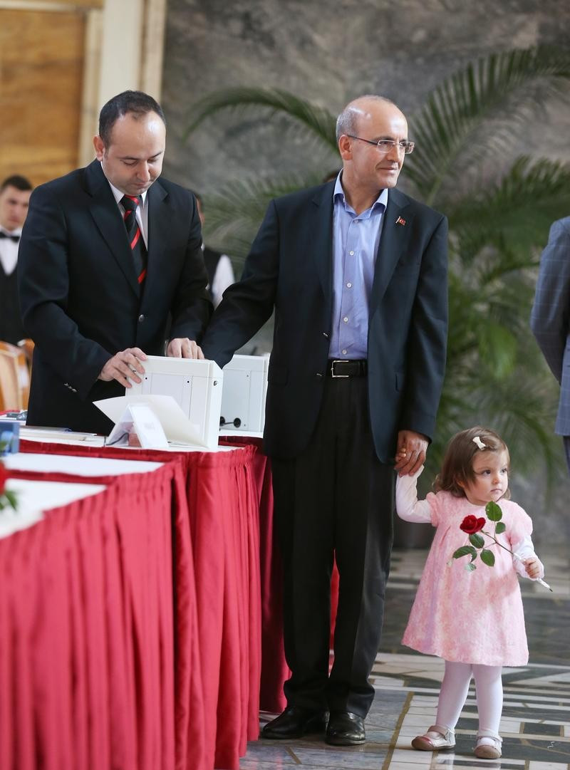 TBMM'de Bakanın ikiz kızlarına yoğun ilgi - Resim: 3