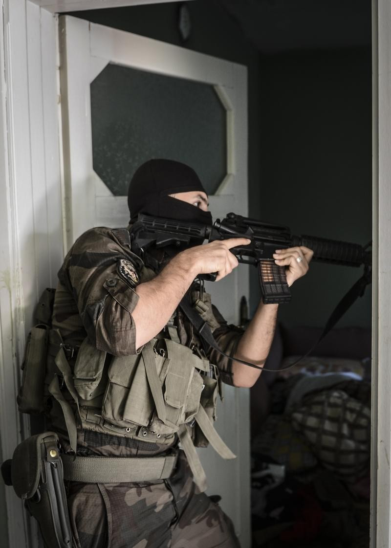 Operasyondan sonra şükür namazı kılan polis - Resim: 2