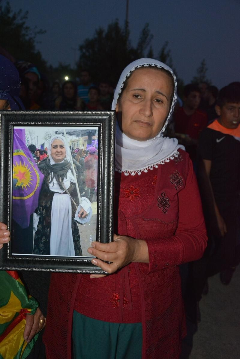 Hayatını kaybedenler toprağa veriliyor - Resim: 4