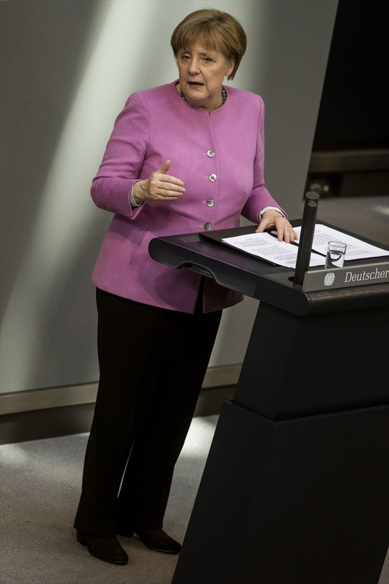  Angela Merkel kürsüde konuşurken... - Resim: 4