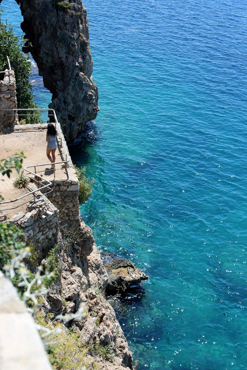 Denize atlayan genç kızı tişörtünden yakaladı ama tutamadı! Saniye saniye o anlar - Resim: 2