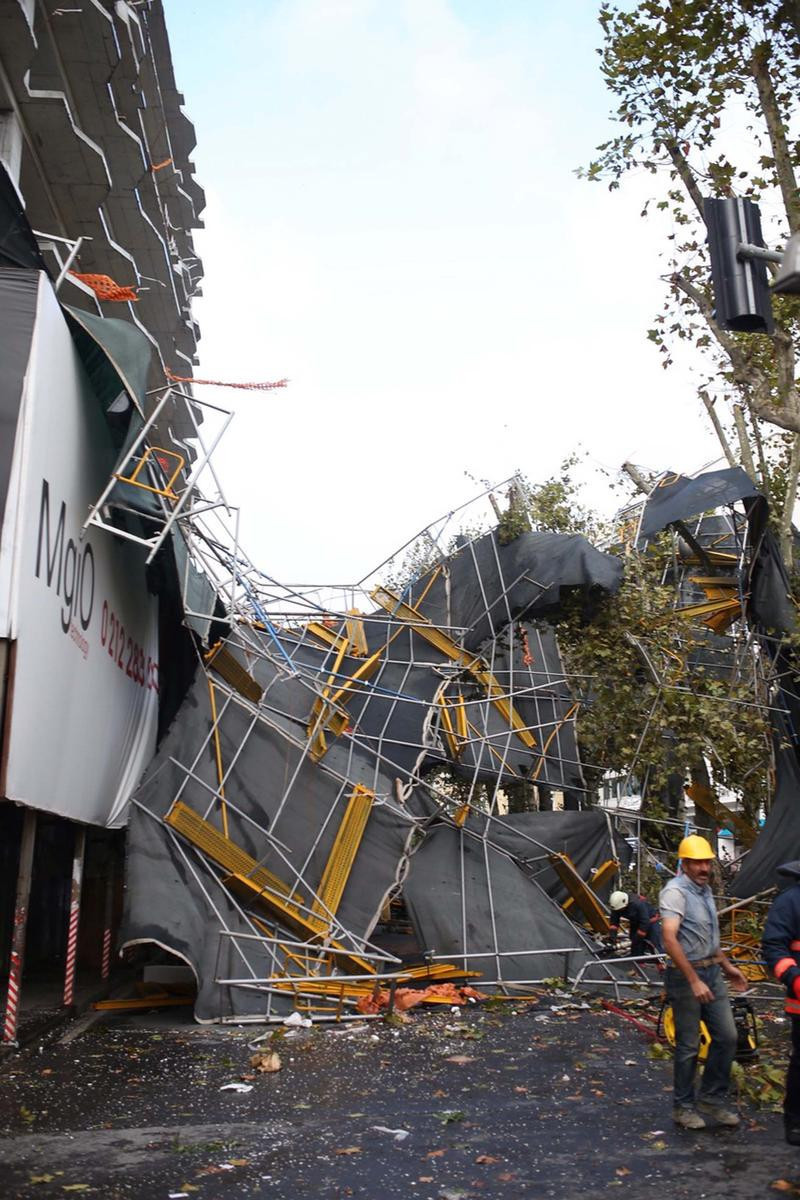 Taksim'de iskele çöktü - Resim: 3