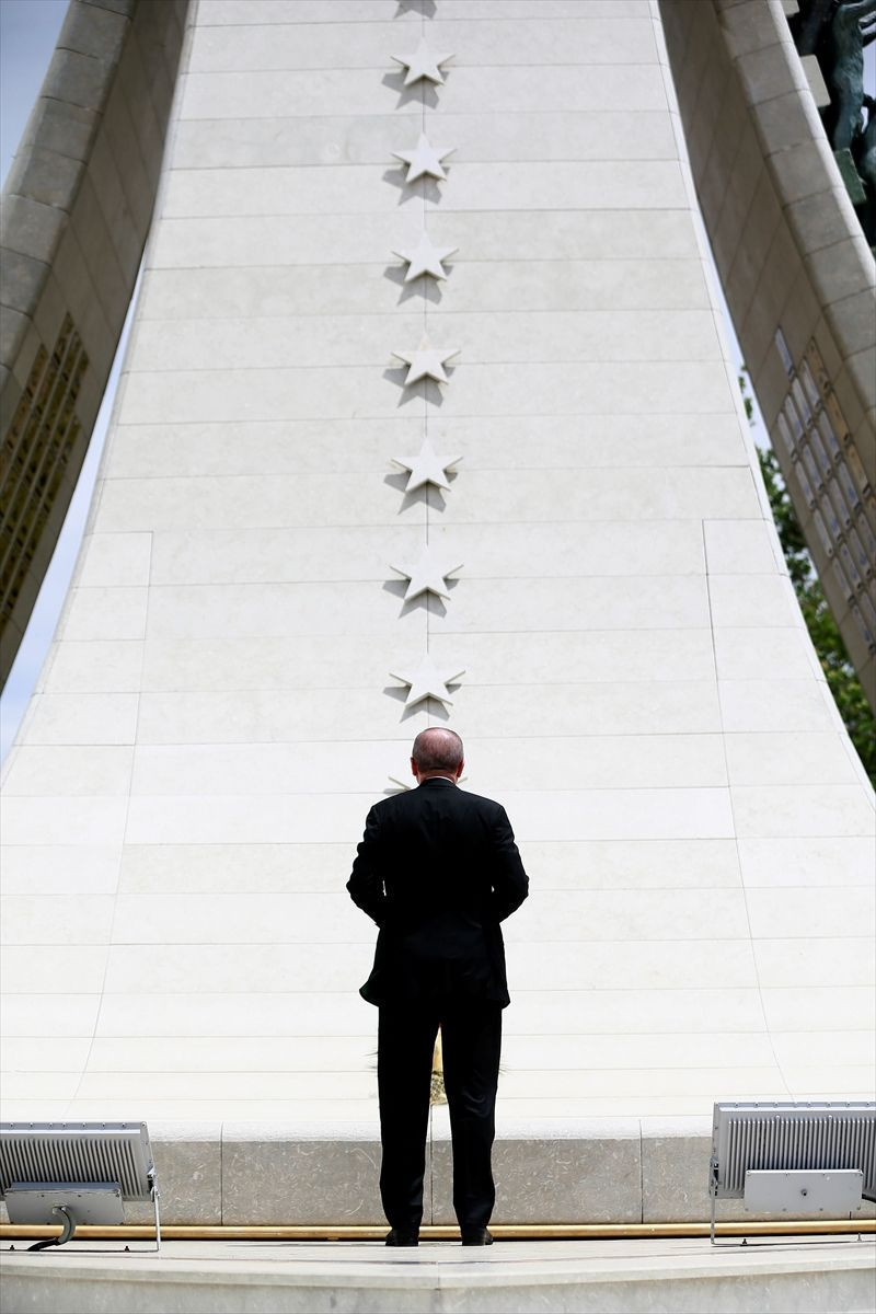 Erdoğan şehit evladıyla el ele anıta yürüdü! 15 Temmuz'un yıl dönümünde duygu dolu anlar - Resim: 4