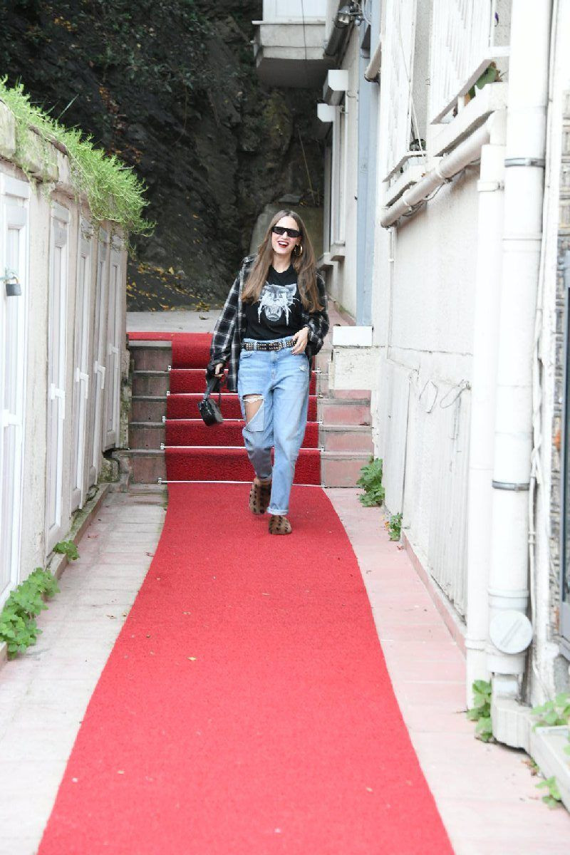 Serenay Sarıkaya 2 milyon TL'lik terlikle sokağa çıktı gündeme oturdu - Resim: 2