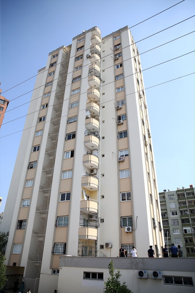 Adana'da cam silerken 11. kattan düşen kadın hayatını kaybetti - Resim: 4