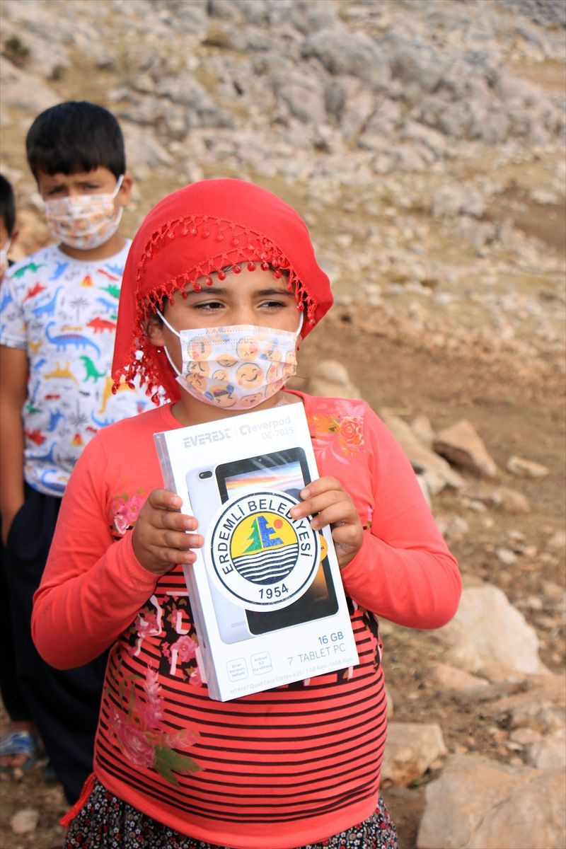 EBA'dan derslerini takip edemeyen Yörük kızı Gülsüm'e tablet - Resim: 4