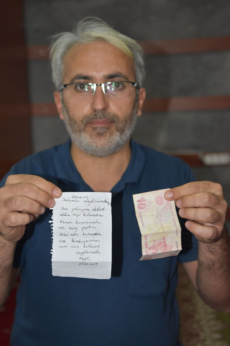 Şanlıurfa'da müezzin camiyi temizlerken halının altında buldu okuyanlar duygulandı - Resim: 1