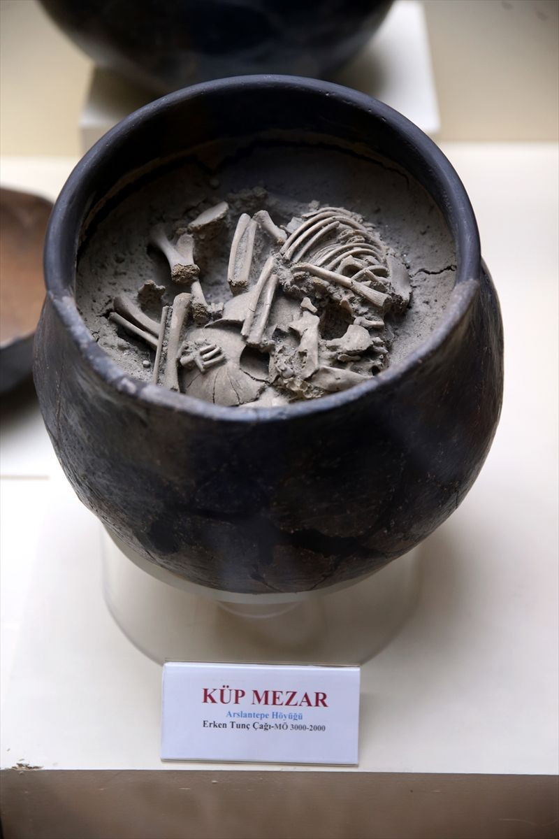 5 bin yıllık bebek iskeletinin olduğu küp mezar ziyaretçilerin ilgisini çekti - Resim: 3