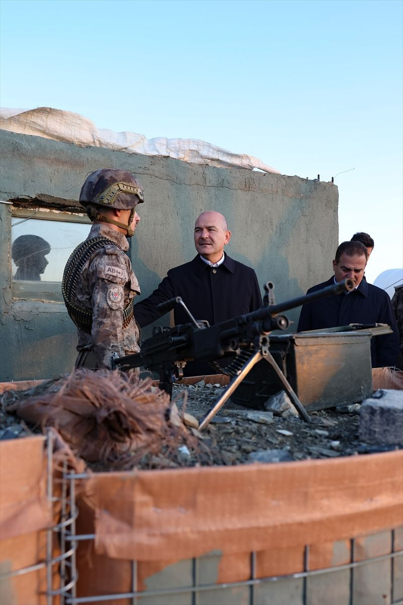 İçişleri Bakanı Süleyman Soylu bayram namazını Yüksekova'da üs bölgesinde kıldı - Resim: 2