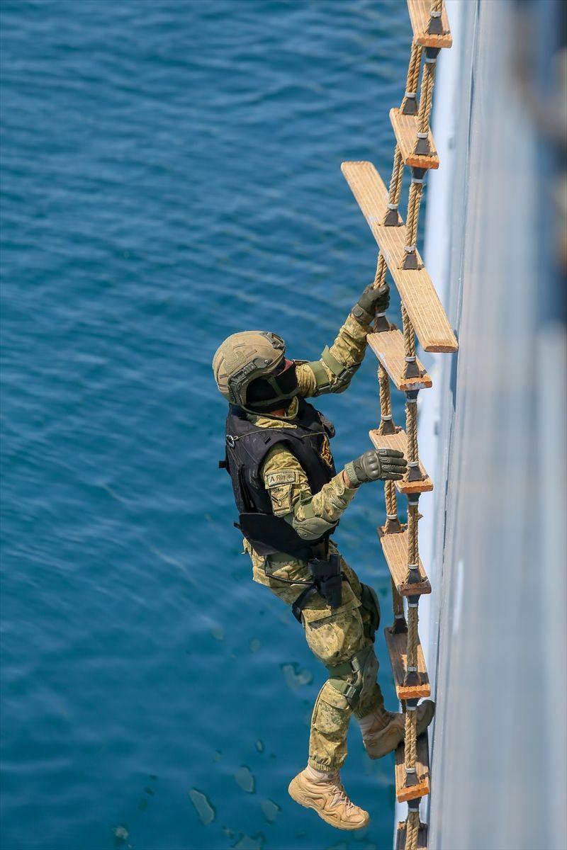 Yunanın korkulu rüyası amfibi timi nefes kesti! Göğüsleri kabartan görüntüler - Resim: 2