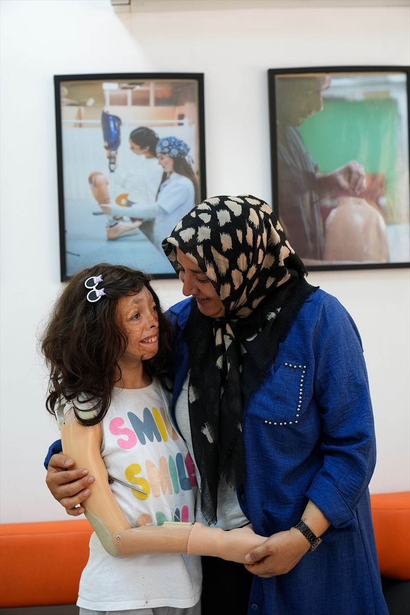 Saçlarının ardından protez koluna kavuşan küçük Sinem, ilk kez annesine sarıldı - Resim: 4