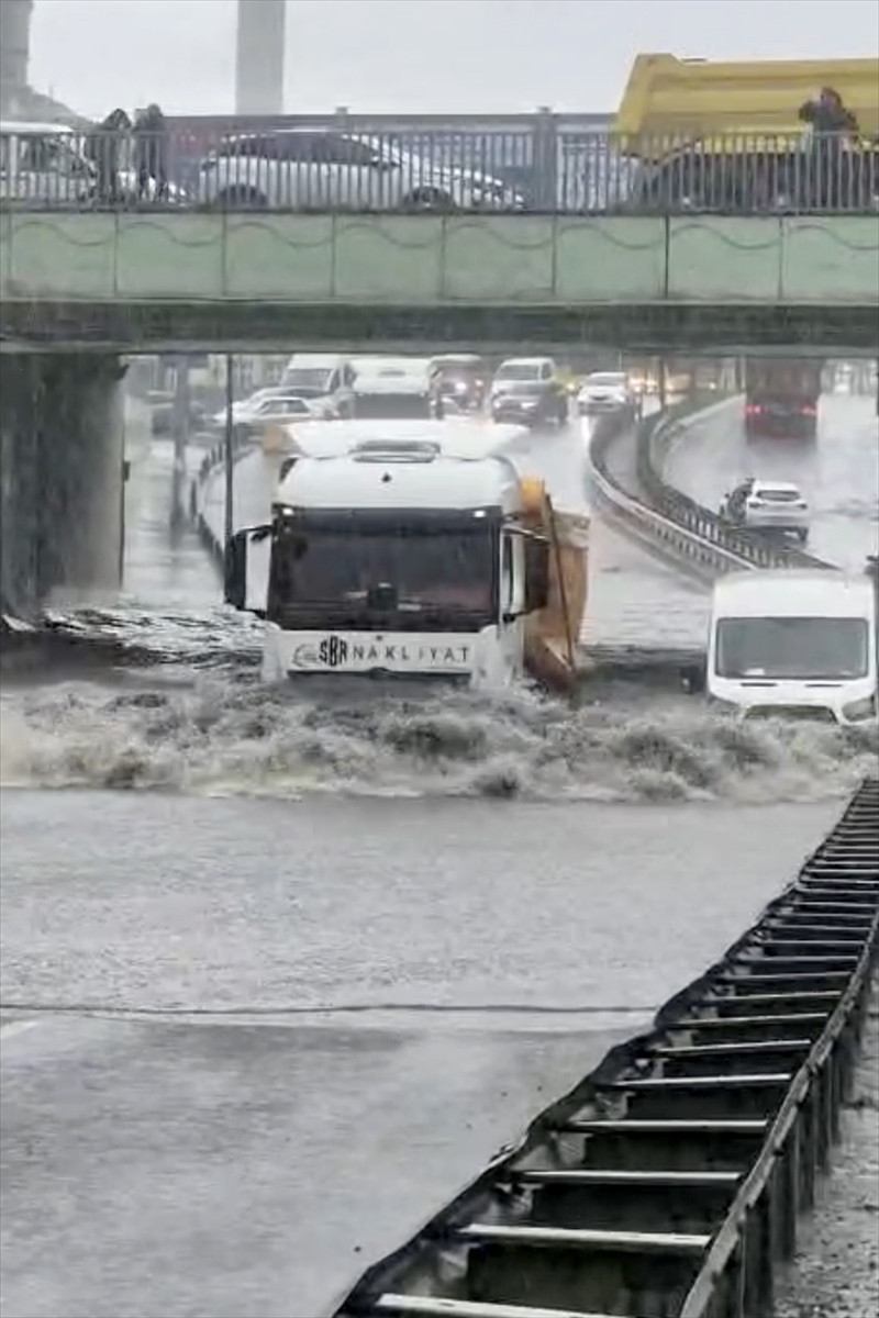 Bu görüntüler bugün İstanbul'da çekildi! Araçlar suya gömüldü, sele kapılan var - Resim: 2