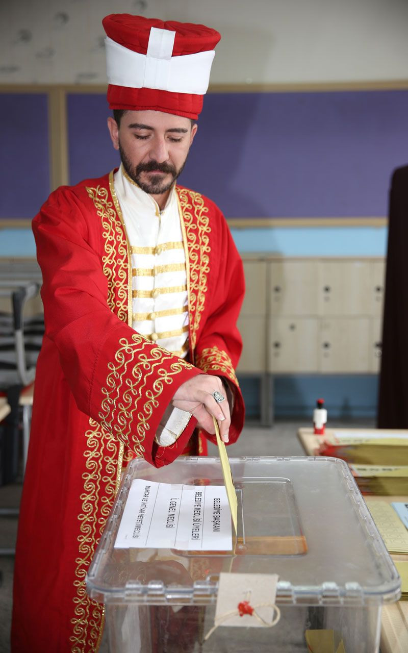 Nevşehir'de oyunu mehter kıyafeti ile kullanan vatandaş ilgi odağı oldu - Resim: 1