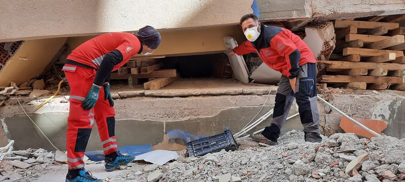 İzmir'de enkazdan aile dramı çıktı torununun elini 14 saat bırakmadı! - Resim: 2