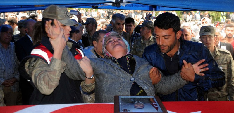 Şehit askerin tabutuna mermi bırakıldı - Resim: 3