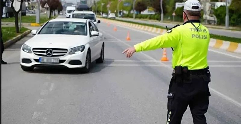 Trafikte bu hareketi yapan yandı! O düğmeye basana hapis... - Resim: 2