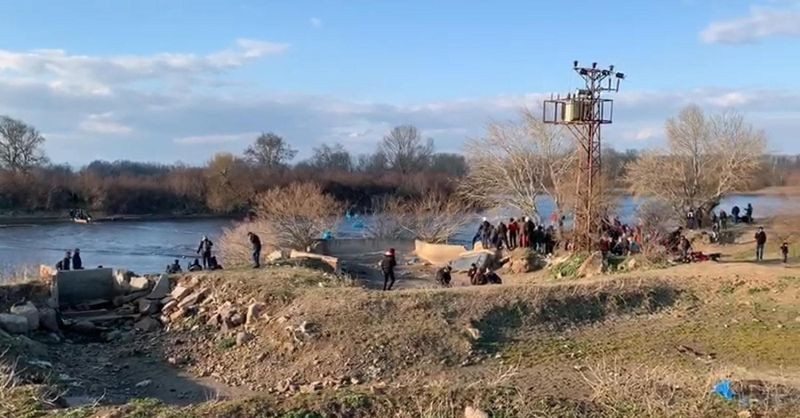 Engelleri aşan binlerce göçmen Yunanistan'a geçti - Resim: 1