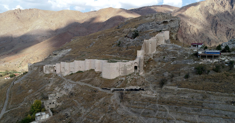 Sivas'ta temelinden burcuna 788 yıllık Türk kalesi - Resim: 1