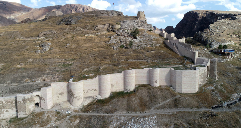 Sivas'ta temelinden burcuna 788 yıllık Türk kalesi - Resim: 2