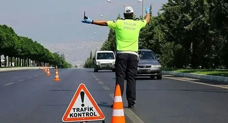 Trafikte bu hareketi yapan yandı! O düğmeye basana hapis... - Resim: 1