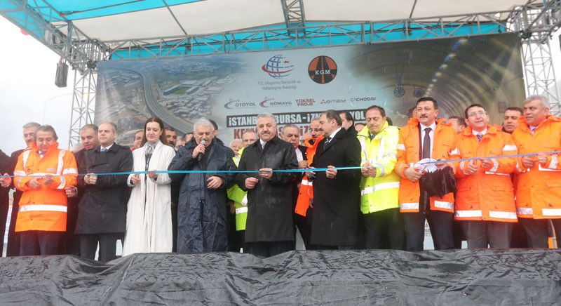 Binali Yıldırım'a İzmir'de yağmura rağmen yoğun karşılama - Resim: 4