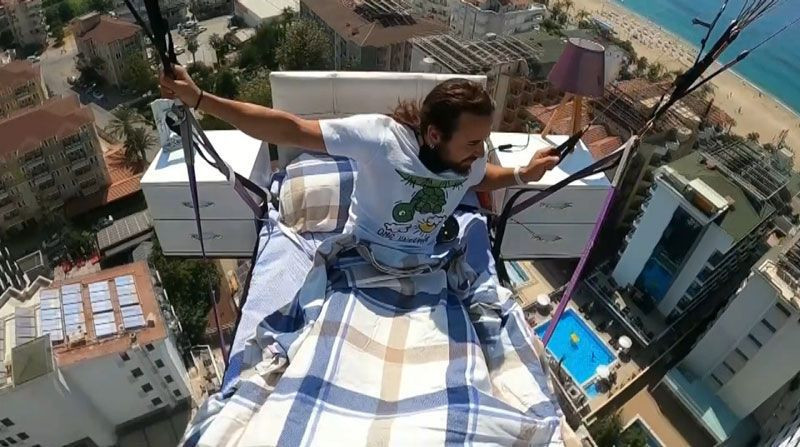 Alanya’da 'yatakla' uçtu gökyüzünde uyudu - Resim: 1