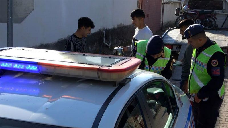 Yüksek sesten ceza yiyen sürücü 'ses olunca iyi oluyor' dedi jandarmanın çayını içip yoluna devam etti - Resim: 2