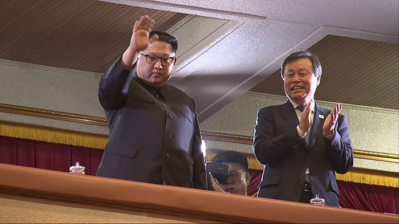 Güney Kore Pop grubu söyledi Lider Kim dinledi - Resim: 2