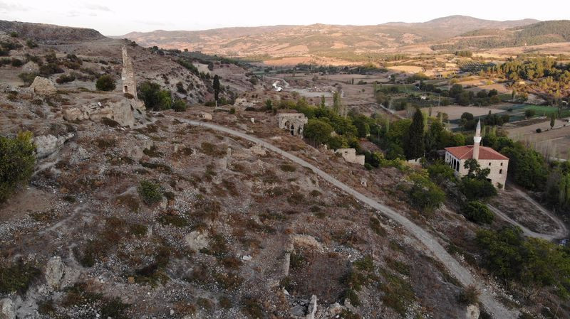 Manisa'da bu köyü herkes terk etti, onlar terk etmedi! Ölümüz de buradan çıkacak - Resim: 1