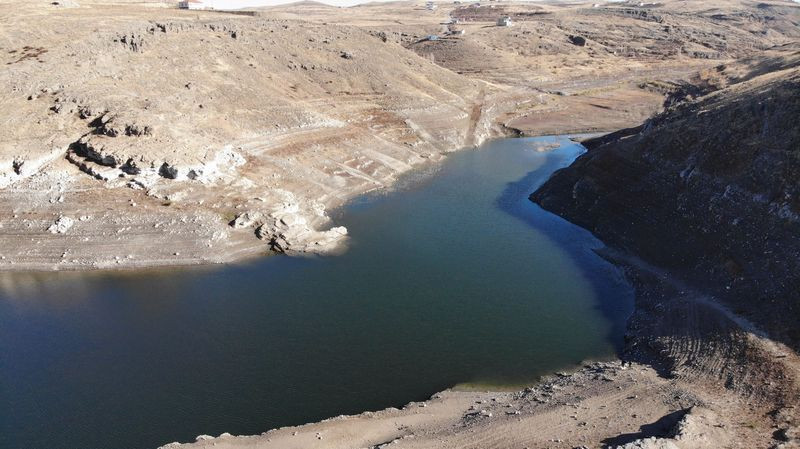 Kayseri'de barajda sular çekildi! Ortaya çıkanlar görenleri şaşırttı - Resim: 4