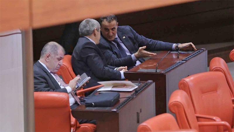 MHP'nin arka sıraları Oktay Vural görüntülendi - Resim: 4