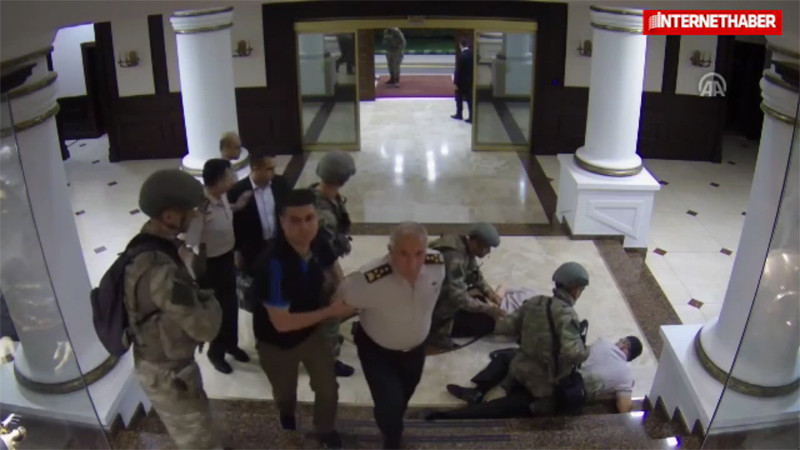 Genelkurmay'daki en kötü görüntü! Komutanlar yerlerde vurulma anı da var - Resim: 1