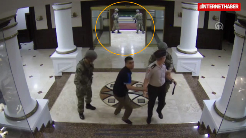 Genelkurmay'daki en kötü görüntü! Komutanlar yerlerde vurulma anı da var - Resim: 2