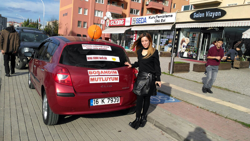 Kocasından boşanan kadın süslediği arabasına böyle yazdırdı - Resim: 1