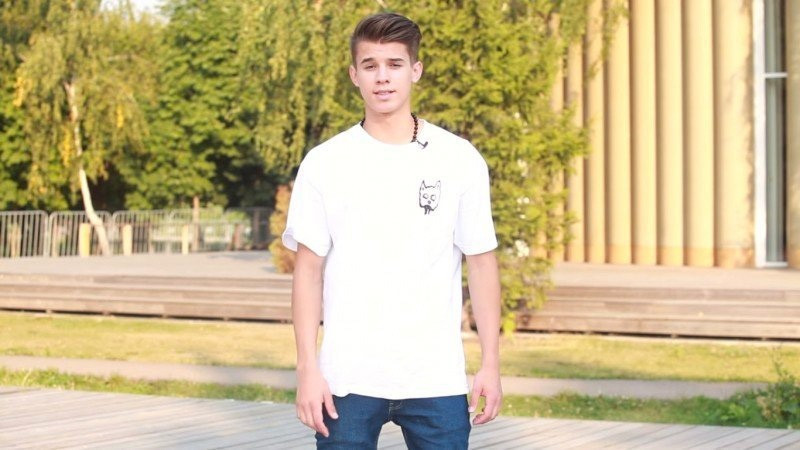 Para karşılığı idrarını içiriyor, sokakta soyunmalarını istiyor! - Resim: 1