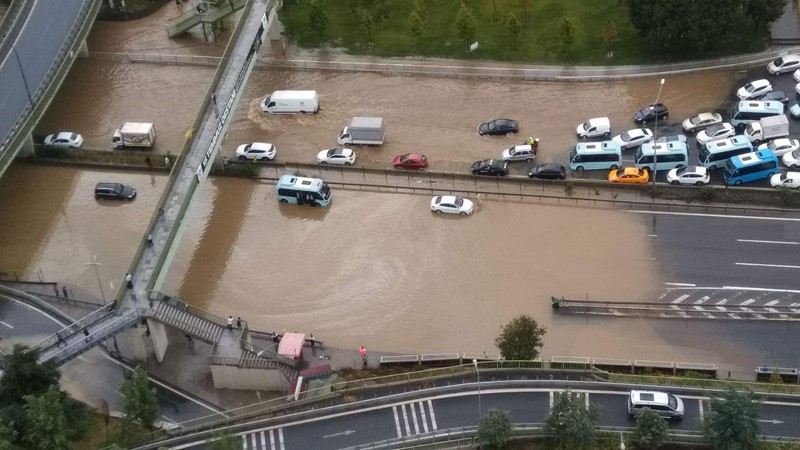 İstanbul Ünalan'da şok manzara! E-5'i kapatan sele bakın - Resim: 2