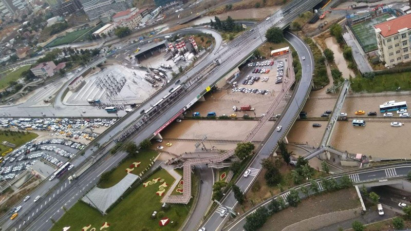 İstanbul Ünalan'da şok manzara! E-5'i kapatan sele bakın - Resim: 3