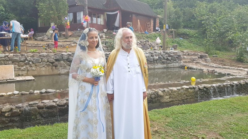 Hasan Mezarcı düğünü olay! Kendini İsa sanıyor karısı da... - Resim: 4