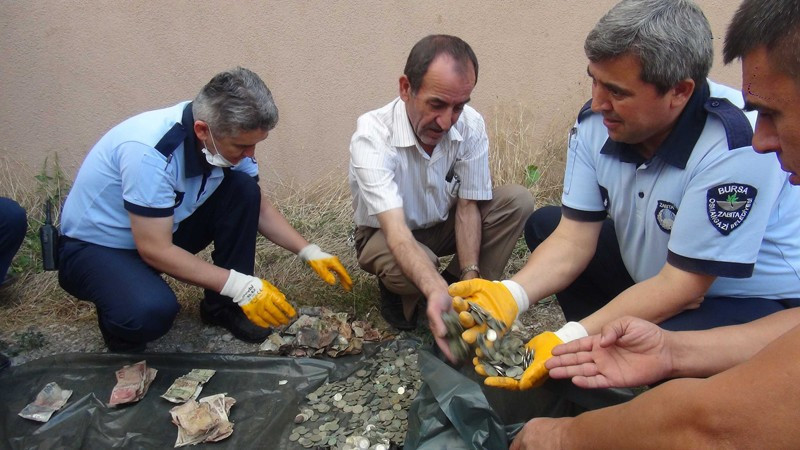 Kötü kokular gelen evden 22 kilo para çıktı - Resim: 1