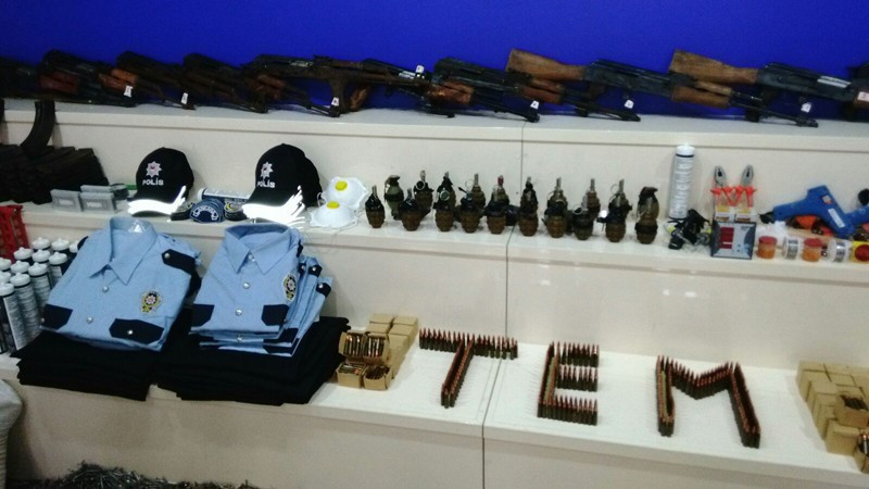 PKK operasyonunda ele geçirilen polis kıyafetlerindeki şok detay - Resim: 1