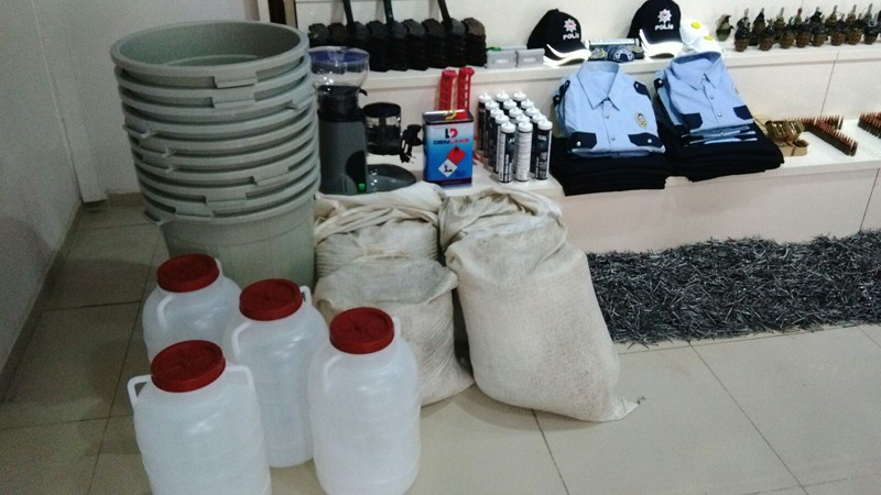 PKK operasyonunda ele geçirilen polis kıyafetlerindeki şok detay - Resim: 2