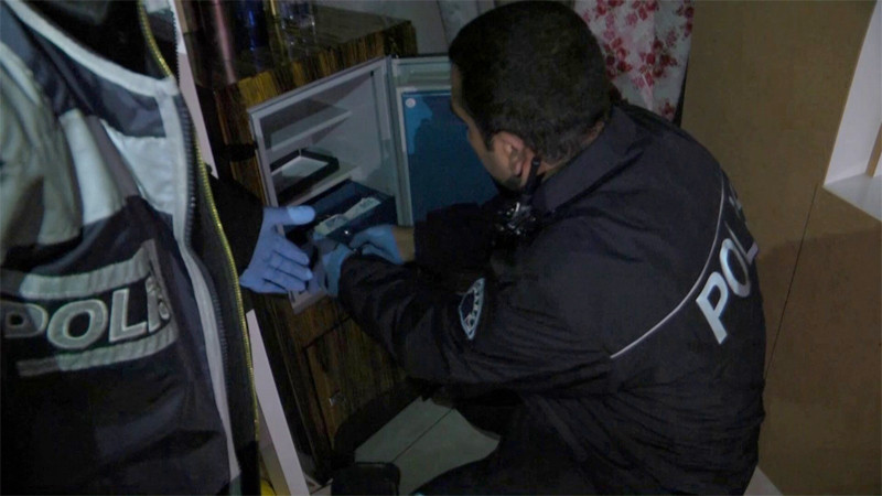 Dolabın içine yapılmış gizli bölmeden bakın ne çıktı! - Resim: 3