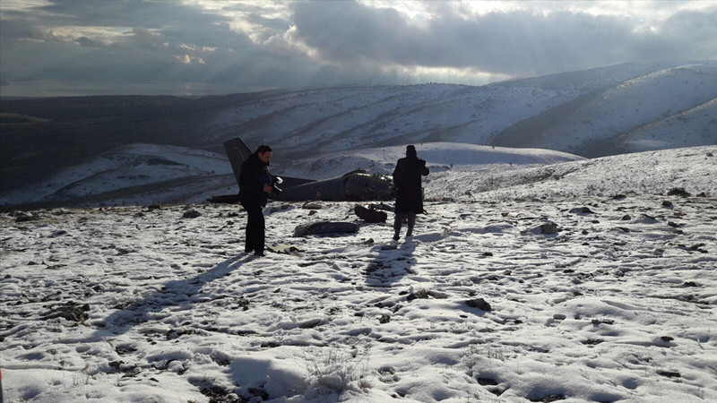 Isparta'da askeri uçak düştü enkazdan 3 şehit çıkarıldı - Resim: 1