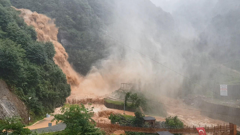 Trabzon Rize ve Artvin mini kıyameti yaşadı sel hortum heyelan - Resim: 2